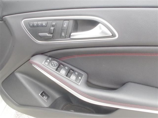 LIBERALAでは多種多様の車種をご用意させていただいております。お客様がご納得いくまで、そのお車の持つ特性を五感すべてで感じ取っていただける場をご提供します。