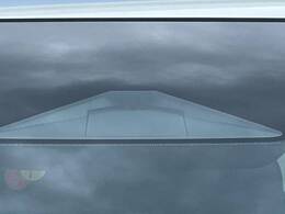 【ホンダセンシング】走行中に前方の車両等を認識し、衝突しそうな時は警報とブレーキで衝突回避と被害軽減をアシスト。より安全にドライブをお楽しみいただけます。