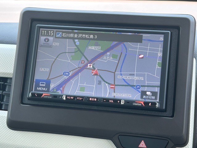 お出かけの際に安心のナビ付です☆バックカメラ機能で駐車もスムーズに行えます。