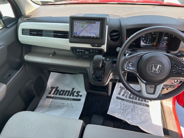 【HondaSENSING】衝突を予測してブレーキをかけたり、前のクルマとちょうどいい距離でついていったりできる多彩な安心・快適機能を搭載した先進の安全運転支援システムです。