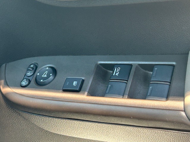 運転席窓操作部スイッチの画像です。