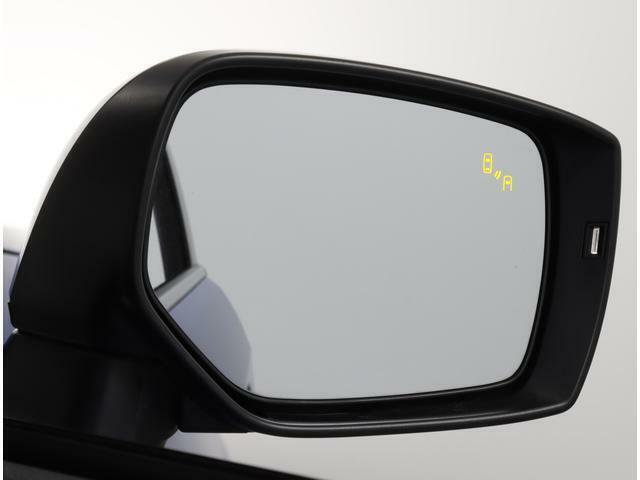 死角を減らす技術の「スバルリヤビークルディテクション」！車体後部に内蔵のセンサーによって自車後側方から接近する車両を検知。ドアミラー鏡面のLEDインジケーターや警報音でドライバーに注意を促します。