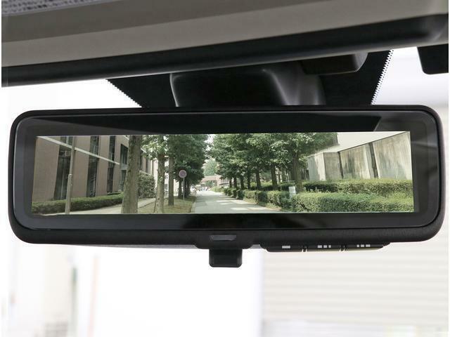 リヤゲートガラスに取り付けられたカメラの映像をルームミラーに表示。荷物等で後方視界が遮られてしまう時や、悪天候等で後方が見えにくい場合でも、安全な後方確認をサポートするスマートリヤビューミラー付です。