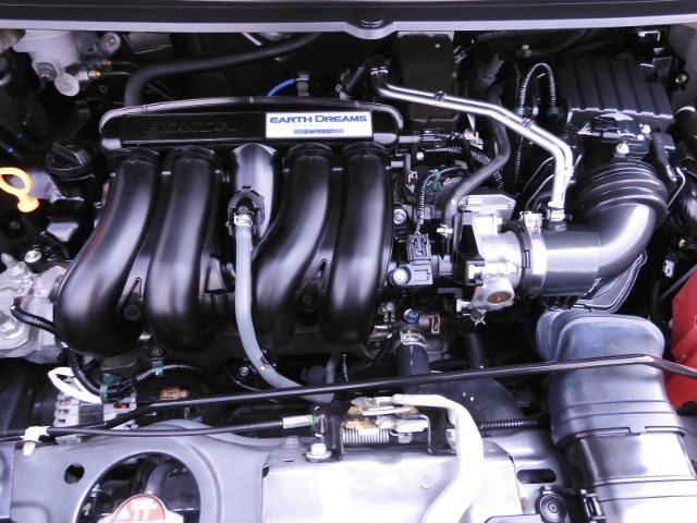 エンジンは車の心臓部分です。このエンジンルームが汚いとトラブルの基になります。当店は専用の液剤を使って徹底的に綺麗にします。