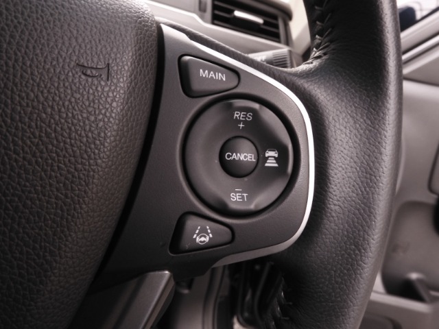 【アダプティブクルーズコントロール】予め設定した車速内でクルマが自動的に加減速。前走車との適切な車間距離を維持しながら追従走行します。【LKAS】車線維持支援システムでステアリング操作を支援。