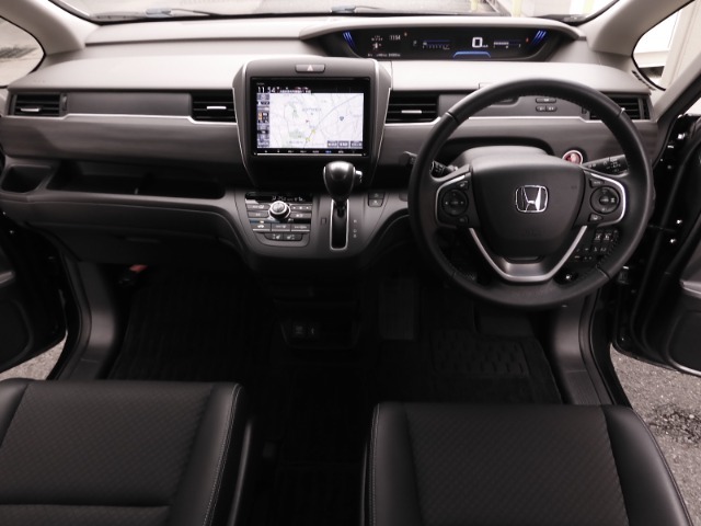 視界広々で非常に運転しやすくロングドライブでも疲れを感じさせないすっきりとまとまったインパネ周りです。
