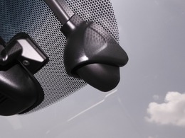 ◆ドライブレコーダー◆映像・音声などを記録する自動車用の装置です。　もしもの事故の際の記録はもちろん、旅行の際の思い出としてドライブの映像を楽しむことができます。