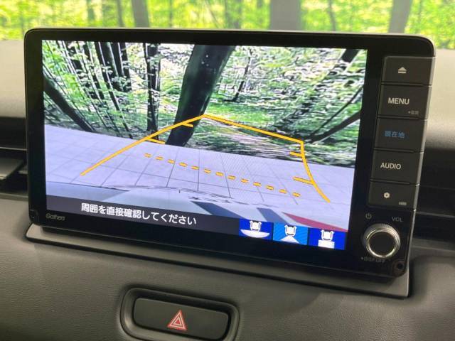 【バックカメラ】駐車時に後方がリアルタイム映像で確認できます。大型商業施設や立体駐車場での駐車時や、夜間のバック時に大活躍！運転スキルに関わらず、今や必須となった装備のひとつです！