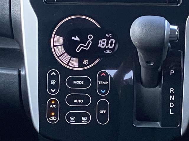 オートエアコン搭載車です。風量を自動で調節します。