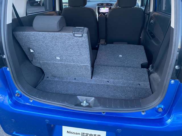 後席を倒して荷室を広げることもできます。