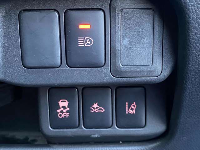 車線をはみ出しても音でお知らせしてくれる車線逸脱警報や対向車の明かりを感知して遠目ライトを自動で近目に切り替えしてくれる装備も付いてます。