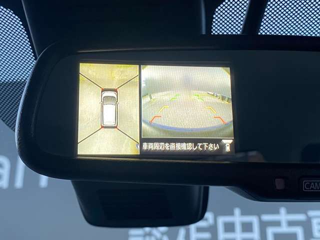 ルームミラーです。アラウンドビューモニターの映像も確認できます。