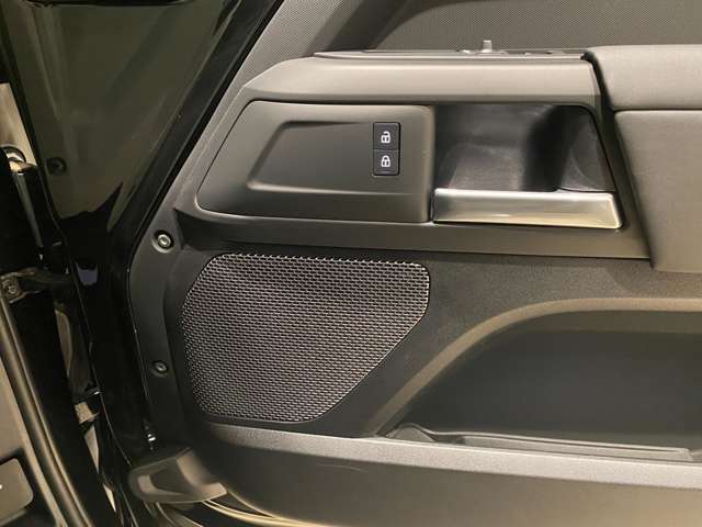オーディオは標準仕様の【DEFENDERサウンド】です。　180Wのアンプと6スピーカーのシンプルなシステムですが、なかなかの音質で、音楽を充分お楽しみいただけます。