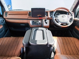 カスタムが豊富に装備されたコクピット周りになります！