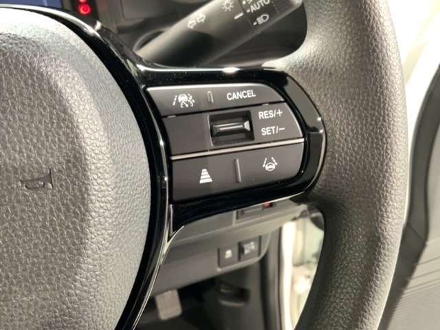 クルーズコントロールを装備しています。高速道路などで一定の速度で走ってくれるので運転が楽ですよ！速度を設定できますので、スピードの出しすぎにも注意できます。