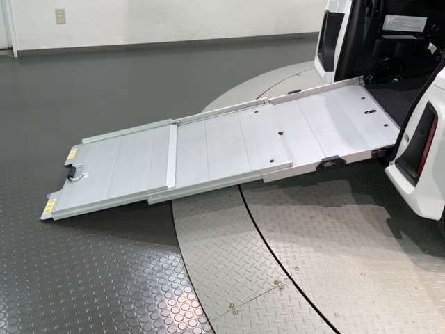 格納していたスロープを伸ばした状態です。