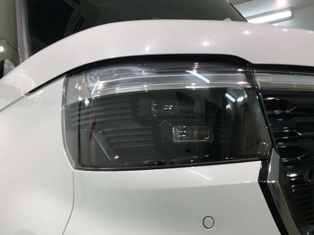 LEDヘッドライトは、点灯の瞬間から最大光量を発揮し、突然暗くなるトンネルなどでの安定感を高めます。