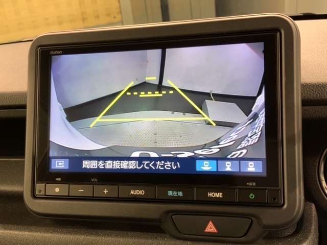 リバースギアに入れるだけで後方の表示へ切り替わります。夜間や雨の日の駐車も楽になりますよ。
