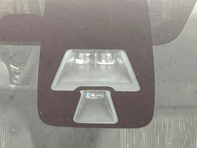 【エマージェンシーブレーキ】走行中に前方の車両等を認識し、衝突しそうな時は警報とブレーキで衝突回避と被害軽減をアシスト。より安全にドライブをお楽しみいただけます。