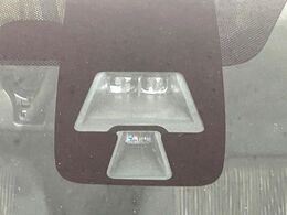 【エマージェンシーブレーキ】走行中に前方の車両等を認識し、衝突しそうな時は警報とブレーキで衝突回避と被害軽減をアシスト。より安全にドライブをお楽しみいただけます。