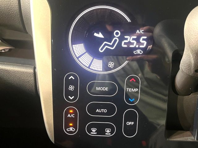 【オートエアコン】一度お好みの温度に設定すれば、車内の温度を検知し風量や温度を自動で調整。暑い…寒い…と何度もスイッチ操作をする必要はありません。快適な車内空間には必須の機能ですね♪