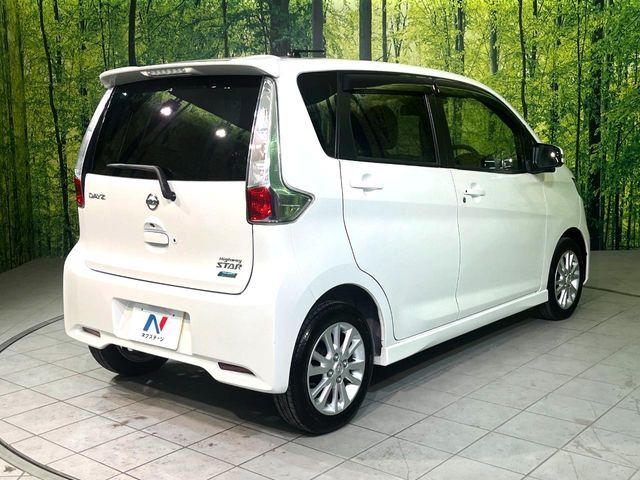 大好評のボディコーティング「弾スプラッシュコート」もご納車までに施工可能。通常のガラスコートと異なる、耐久年数6年の無機質ガラスコーティングが、ボディをキレイな状態に保ってくれます。