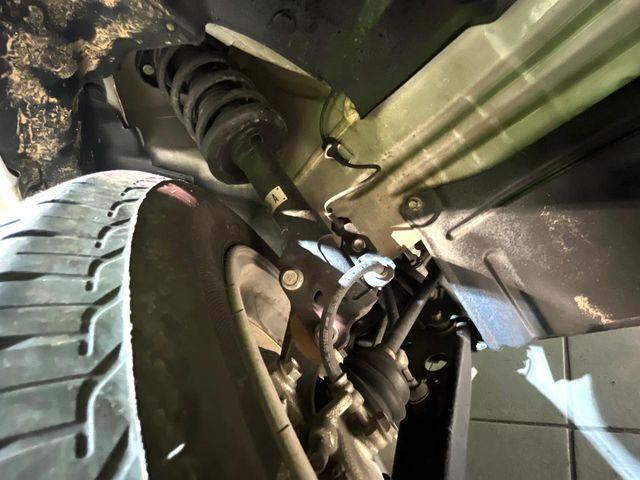 お車を安心してお乗りいただく為には、足回りの定期点検が欠かせません。サービスサポート（有償保証）では無料点検もご提供しており、安心のカーライフをお過ごしいただけるサポート体制が整っています。