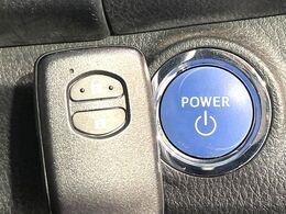 【スマートキー】カバンやポケットに入れたままでもドアの施錠・解錠が可能なスマートキーを装備。エンジンのオン・オフ時もカギを取り出す必要が無いからとっても便利です♪