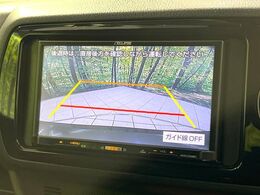 【バックカメラ】駐車時に後方がリアルタイム映像で確認できます。大型商業施設や立体駐車場での駐車時や、夜間のバック時に大活躍！運転スキルに関わらず、今や必須となった装備のひとつです！