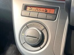 【オートエアコン】一度お好みの温度に設定すれば、車内の温度を検知し風量や温度を自動で調整。暑い…寒い…と何度もスイッチ操作をする必要はありません。快適な車内空間には必須の機能ですね♪