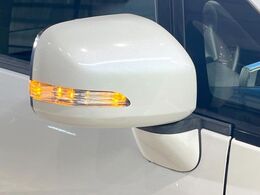 【電動格納ミラー】サイドミラーは電動格納式となっており、狭い駐車場でもキズがつくリスクを抑えられます。