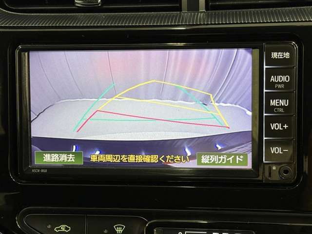 バックでの駐停車時に助かるバックモニター付きです。