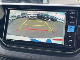 【バックカメラ】駐車時に後方がリアルタイム映像で確認できます。大型商業施設や立体駐車場での駐車時や、夜間のバック時に大活躍！運転スキルに関わらず、今や必須となった装備のひとつです！