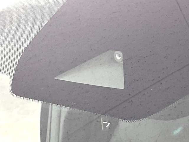 【インテリジェントエマージェンシーブレーキ】フロントカメラで前方の車両や歩行者を検知。衝突しそうな時は衝突被害軽減ブレーキが作動、衝突回避をサポート。より安全にドライブをお楽しみいただけます。