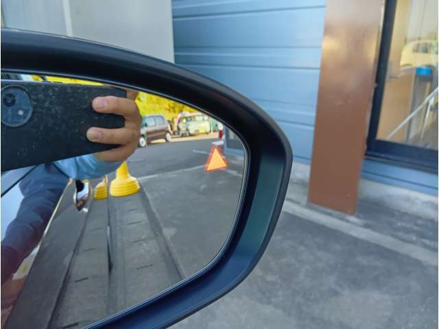 【ブラインドスポットモニター】走行中、ドアミラーの死角になりやすい箇所に後続車が接近するとサイドミラー付近に警告を表示、ドライバーに注意喚起をしてくれます。