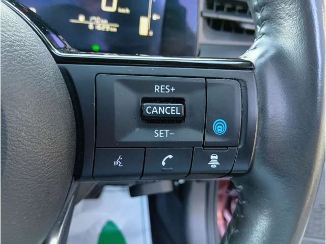 【プロパイロット】高速道路での長距離走行が楽に！！渋滞時と巡回走行のシーンで、アクセル・ブレーキ・ステアリングを自動で制御し、長距離運転の負担を軽減してくれます♪