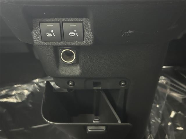 【グローブボックス】車検証ケースや、日頃使う小物類の収納に便利ですね！