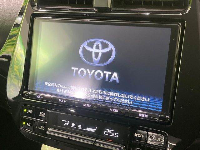 【純正ナビ】人気の純正ナビを装備しております。ナビの使いやすさはもちろん、オーディオ機能も充実！キャンプや旅行はもちろん、通勤や買い物など普段のドライブも楽しくなるはず♪
