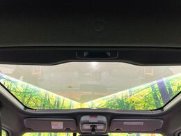 【ガラスルーフ】ガラスルーフ搭載で車内の解放感が一気にアップ！開放的なドライブをお楽しみいただけます。