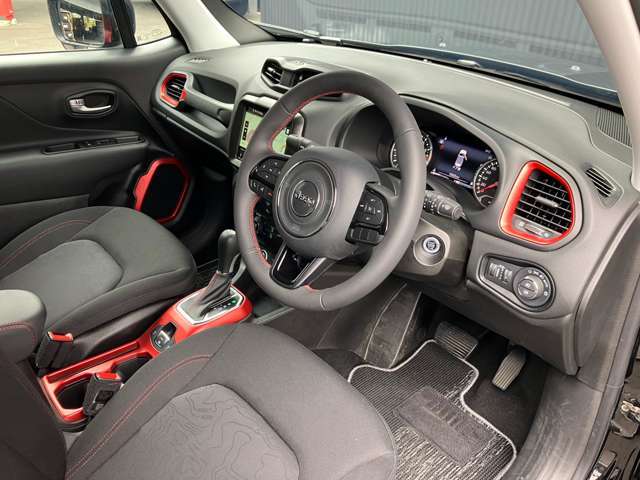 Jeepは、「自由も、冒険も、熱いチャレンジも、美しい自然があってはじめてRealに楽しめる」という信念から、車と自然との幸せな共存を目指し、複数の団体とともに日本の森林環境の保護・再生に取り組んでいます。
