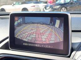 【バックカメラ】駐車時に後方がリアルタイム映像で確認できます。大型商業施設や立体駐車場での駐車時や、夜間のバック時に大活躍！運転スキルに関わらず、今や必須となった装備のひとつです！