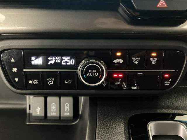 【シートヒーター】運転席、助手席にはシートヒーターが装備されております。冬場寒い時期や、夏場でも車内のエアコンが苦手な方には嬉しい装備です！