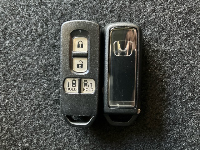 【スマートキー】持っているだけでエンジン始動や、ドアロックの開閉まで出来ちゃう賢く便利なスマートキーを装備！イモビライザーでセキュリティー対策もOK！