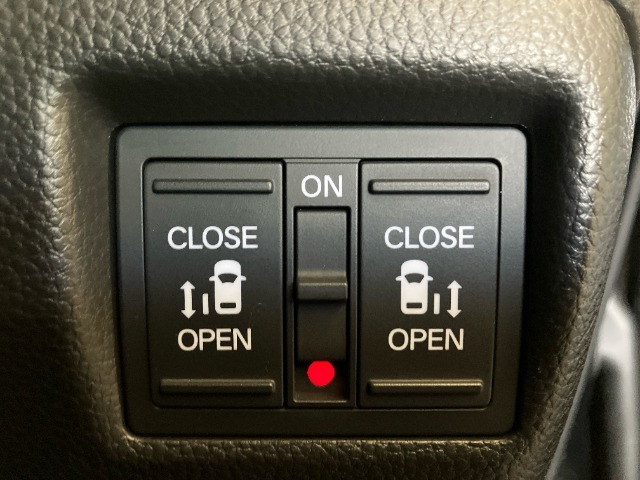 【両側パワースライドドア】両側が電動スライドドアになっております。狭い駐車場でのお子様の乗り降りの時などに安心です！
