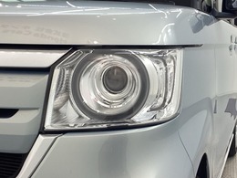 LEDヘッドライトは、点灯の瞬間から最大光量を発揮し、突然暗くなるトンネルなどでの安定感を高めます。