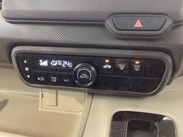 使いやすいレイアウトのダッシュボード周辺です。オートエアコンや小物入れなど嬉しい装備が満載です。