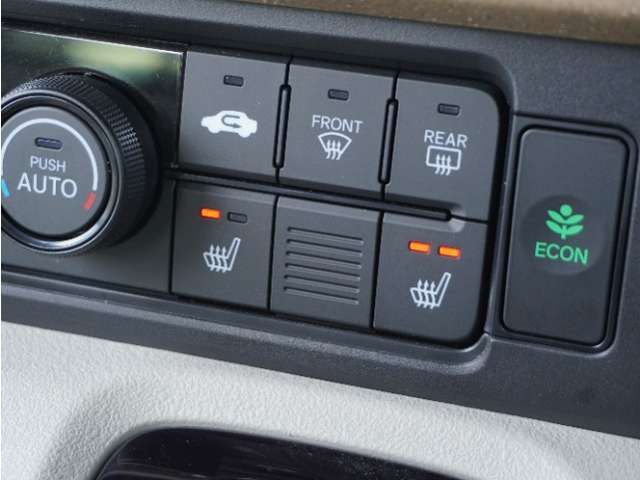 【シートヒーター】エアコンより早く温まってくれるので寒がりの人も快適です。エアコンの温風は乾燥するから苦手、という方にもをおすすめです。