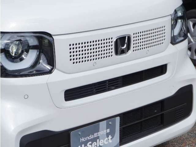 【クリアランスソナー】バンパーに付いたセンサーが障害物を検知。一定の距離に近づくとアラートで教えてくれます。狭い駐車スペースや車庫入れ時も安心です。