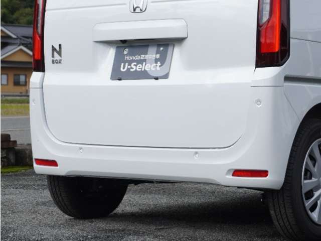 【クリアランスソナー】バンパーに付いたセンサーが障害物を検知。一定の距離に近づくとアラートで教えてくれます。狭い駐車スペースや車庫入れ時も安心です。