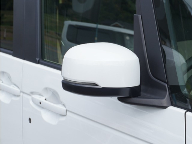 【ドアミラーウインカー】ドアミラーにウインカーを装備しています。対向車に自身の進行方向を合図し安全に運転できます。